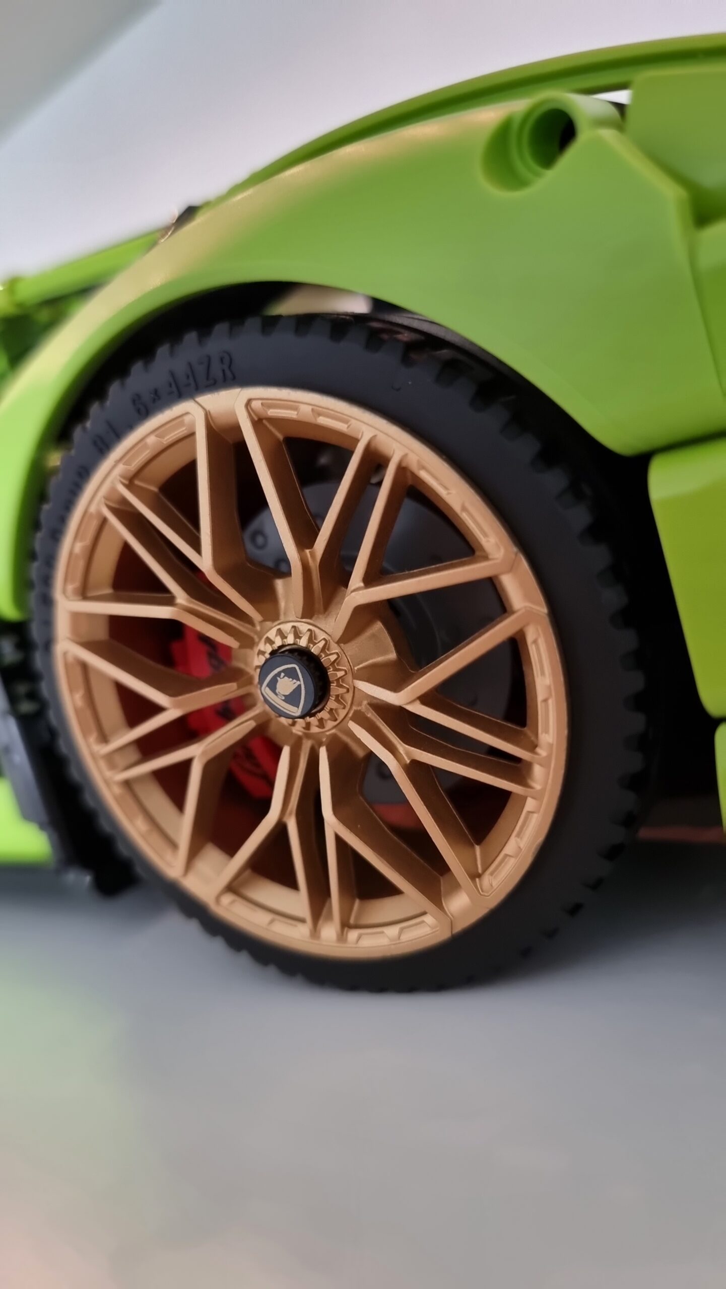 LEGO Technic Lamborghini Sian FKP 37 42115 gold wheel