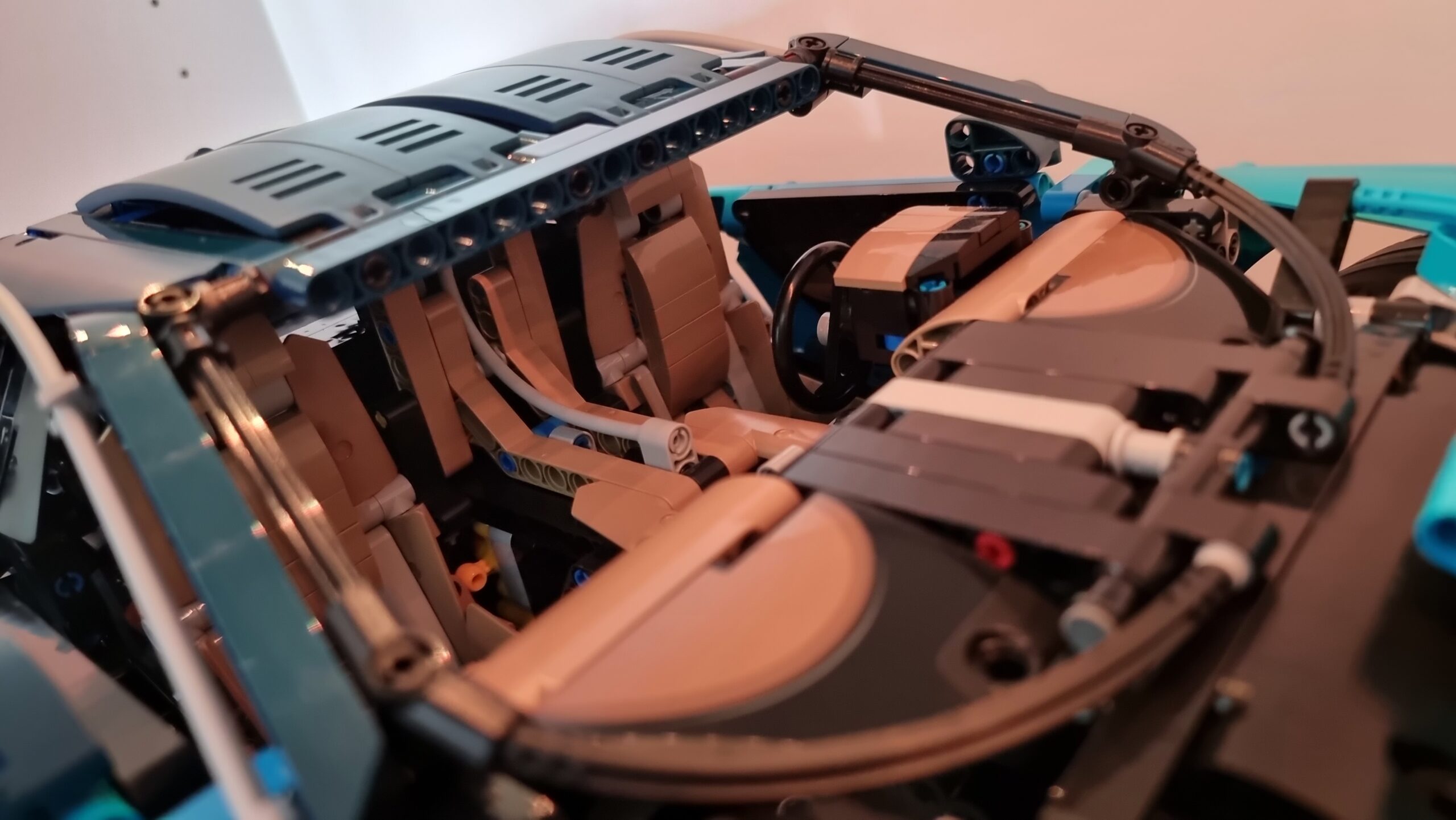 LEGO Technic Bugatti Chiron 42083 interior chassis tan seats