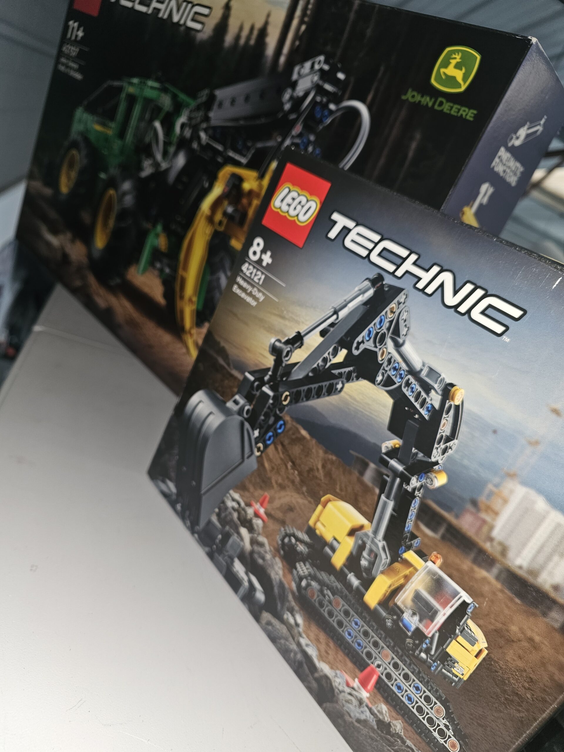 LEGO Technic Heavy-Duty Excavator 42121 built by a Brick Club member