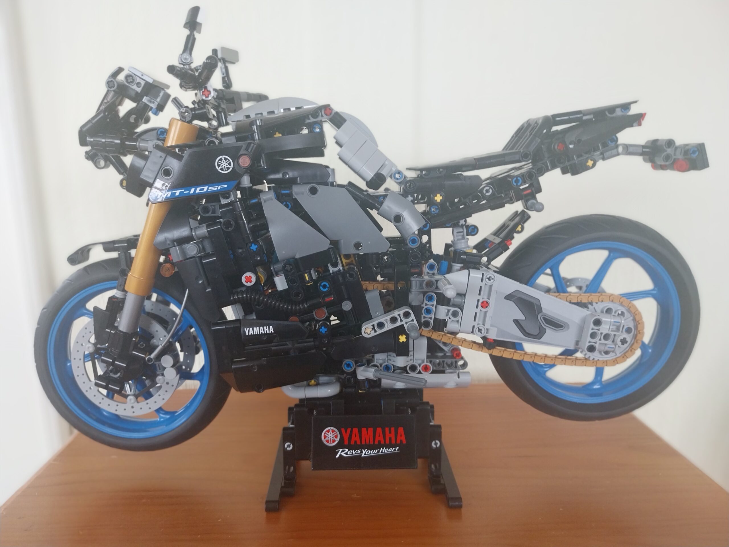 Side view of the LEGO Technic Yamaha MT-07 42139 member build